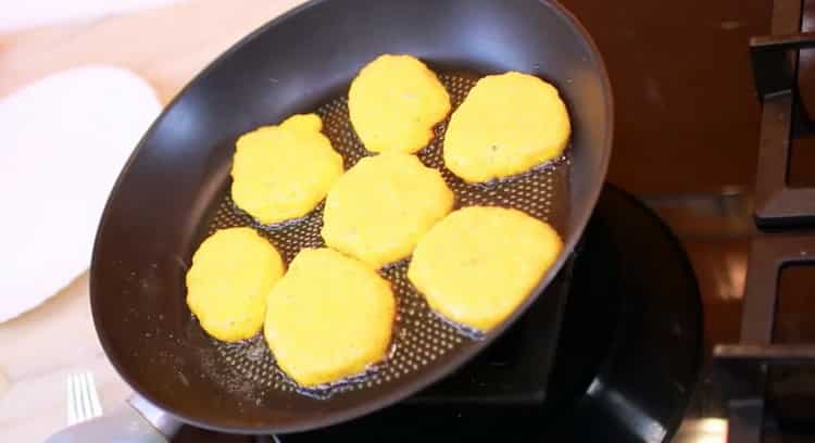 Για να κάνετε τηγανίτες κολοκύθας, θερμαίνετε ένα τηγάνι