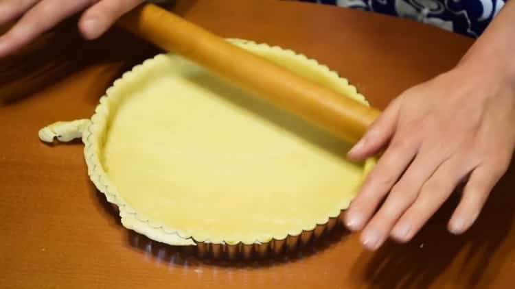 Για να προετοιμάσετε μια ανοικτή πίτα, ετοιμάστε ένα καλούπι