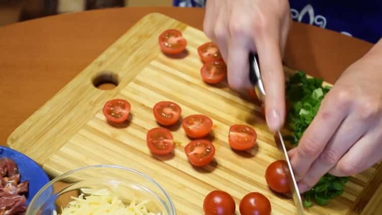Für eine offene Torte die Tomaten hacken