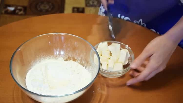 Siivilöi jauhot, jotta voit tehdä avoimen kakun