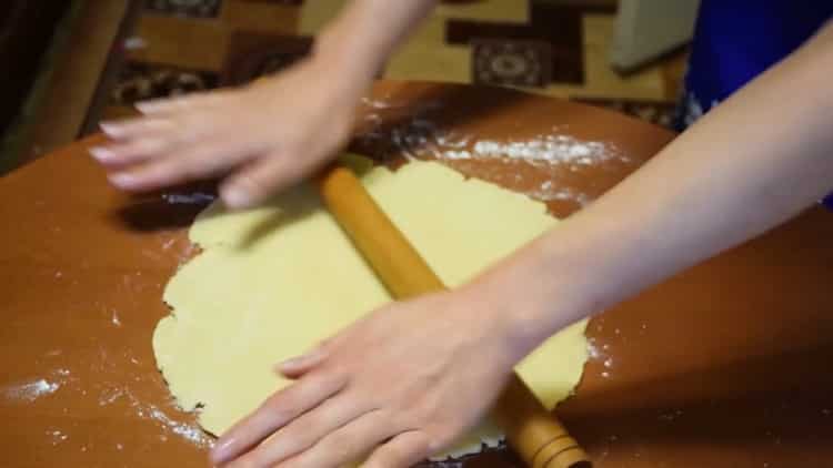 Den Teig ausrollen, um einen offenen Kuchen zu machen.