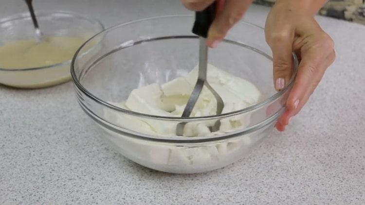 Um eine offene Torte mit Hüttenkäse zuzubereiten, mahlen Sie den Hüttenkäse