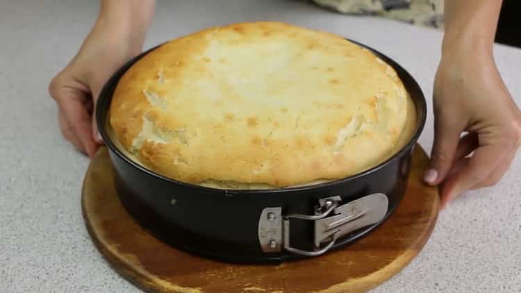 Για να κάνετε μια ανοιχτή πίτα με τυρί cottage, προθερμαίνετε το φούρνο