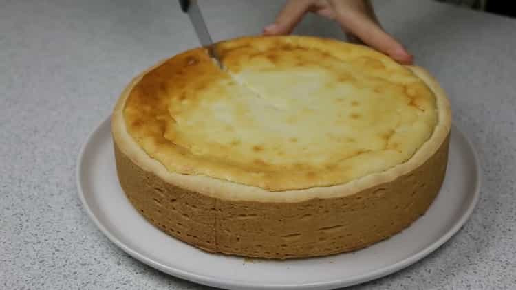Lahodný otevřený koláč s tvarohem je připraven