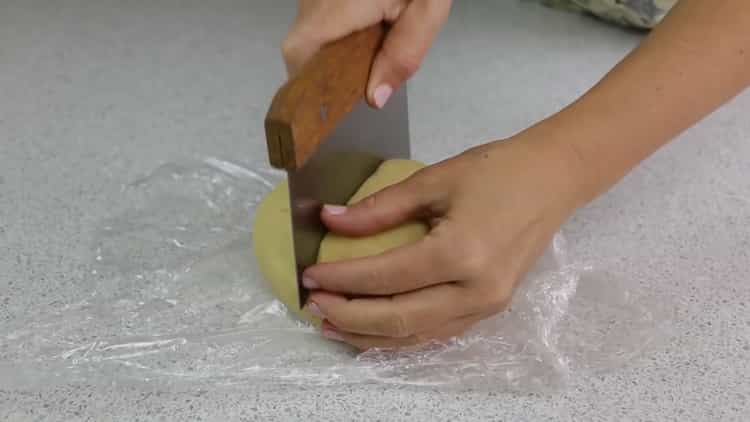 Um einen offenen Kuchen mit Hüttenkäse zuzubereiten, kühlen Sie den Teig ab