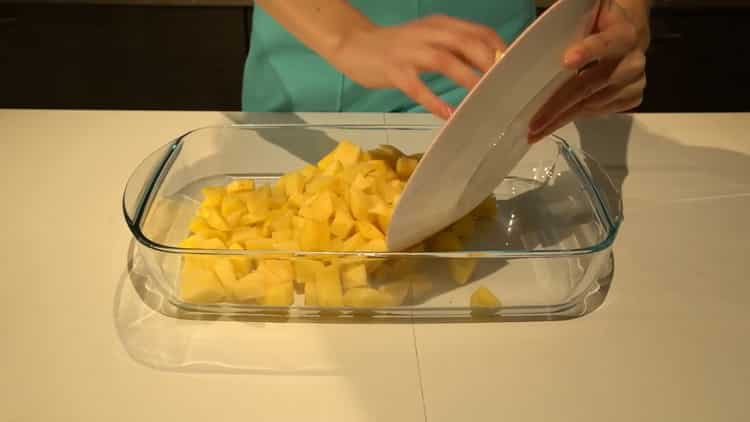 Per cuocere l'ippoglosso nel forno, metti le patate in uno stampo