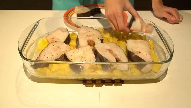 Um Heilbutt im Ofen zu kochen, legen Sie den Fisch auf die Kartoffeln