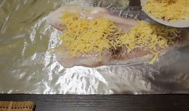 Сложете сирене във фурната, за да готвите пангасиус