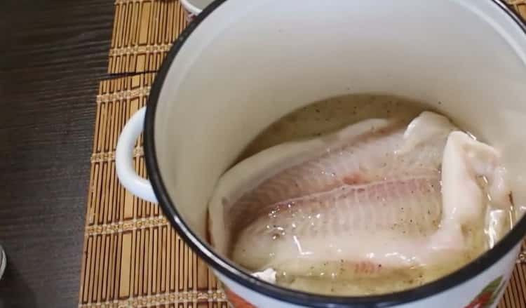 لطهي بنغاسيوس في الفرن ، انقع السمك