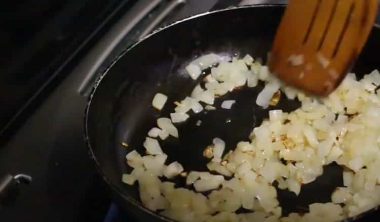 Για να μαγειρέψετε το pangasius στο φούρνο, τηγανίζετε τα κρεμμύδια