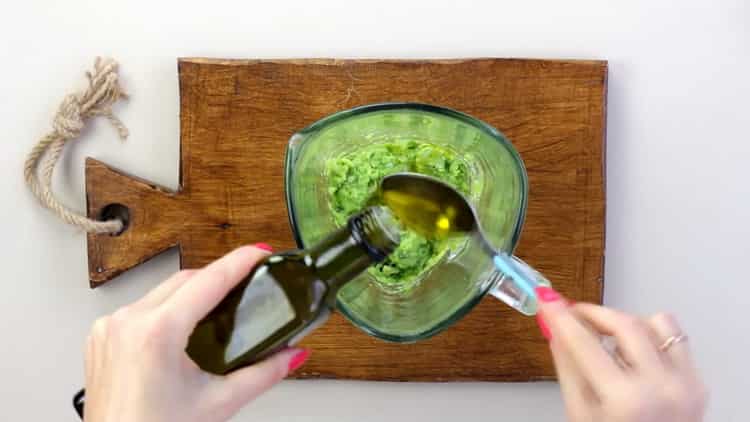Aggiungi l'olio d'oliva per fare una pasta sandwich con avocado