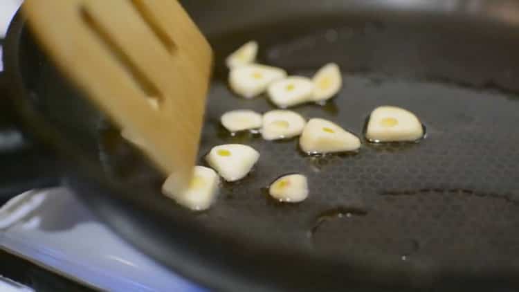 Per preparare la pasta di pollo in salsa cremosa, soffriggere l'aglio