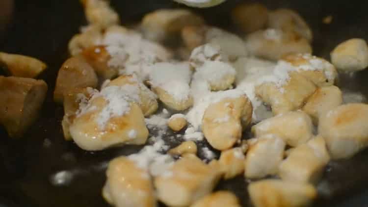 За да направите пилешки тестени изделия в кремообразен сос, смесете съставките за готвене