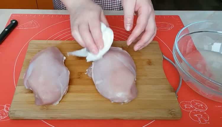 За да направите пастрами от пилешки гърди, потупете месото
