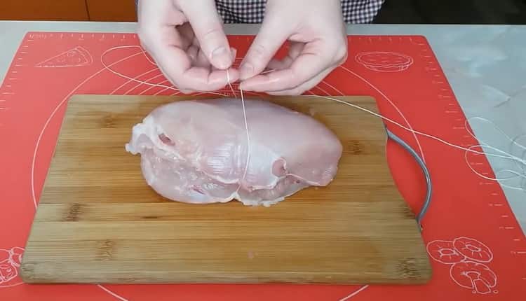 За да готвите пастрами от пилешки гърди, разточете месото с конец