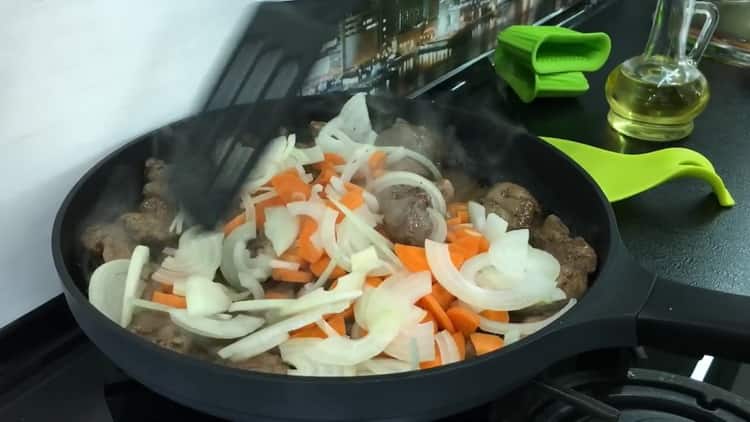 Per cucinare patè di fegato di pollo, friggere le verdure