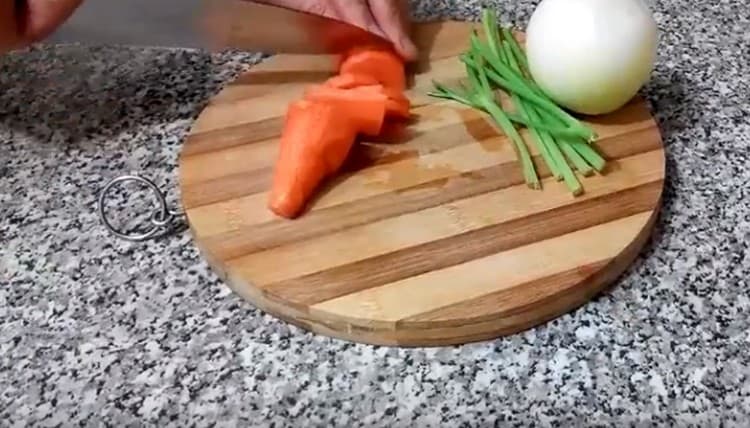 Нарежете моркова на филийки.