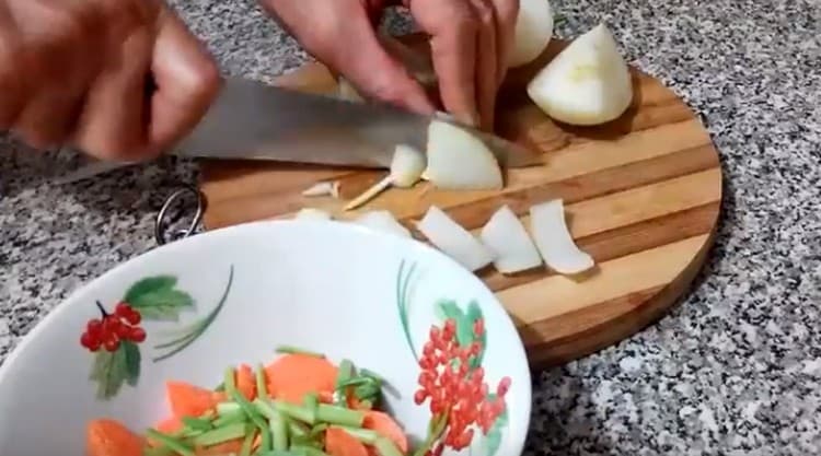 Cipolla tagliata abbastanza grande.