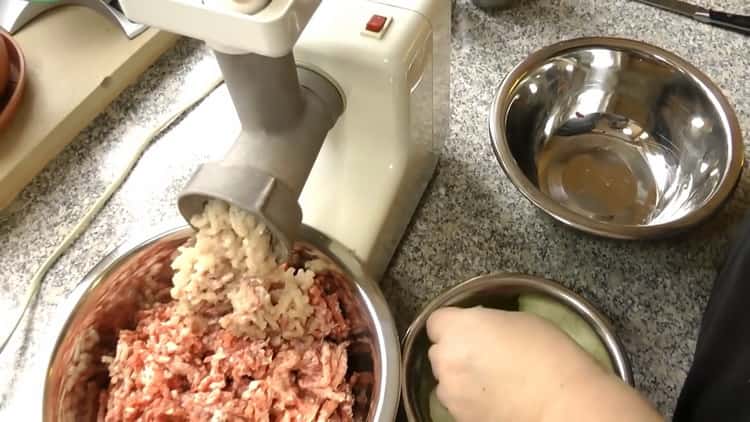Zum Kochen von Rindfleischknödeln. Zutaten verdrehen