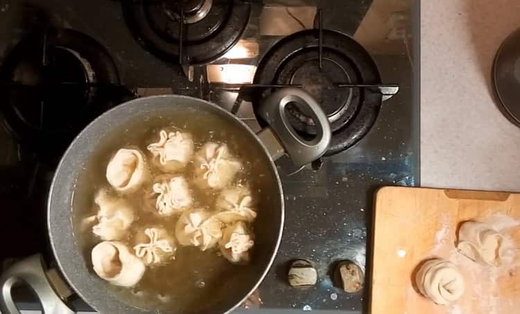 Για να κάνετε dumplings από το λούτσικο, βράστε το νερό