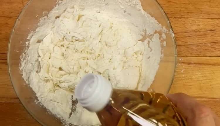 Pro výrobu houskových knedlíků připravte ingredience