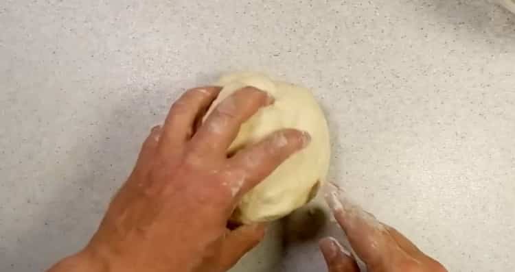 За да направите кнедли от щука, омесете тестото