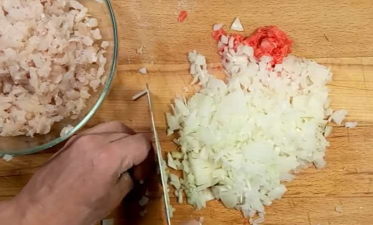 Per preparare gnocchi di luccio, tagliare la cipolla