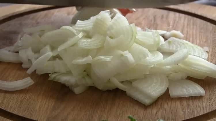Per preparare gnocchi con formaggio, tritare le cipolle
