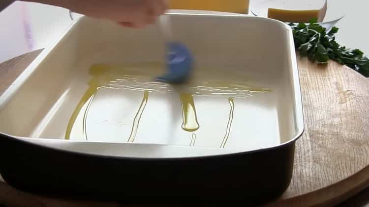 За да направите кнедли със сирене, намажете формата с масло