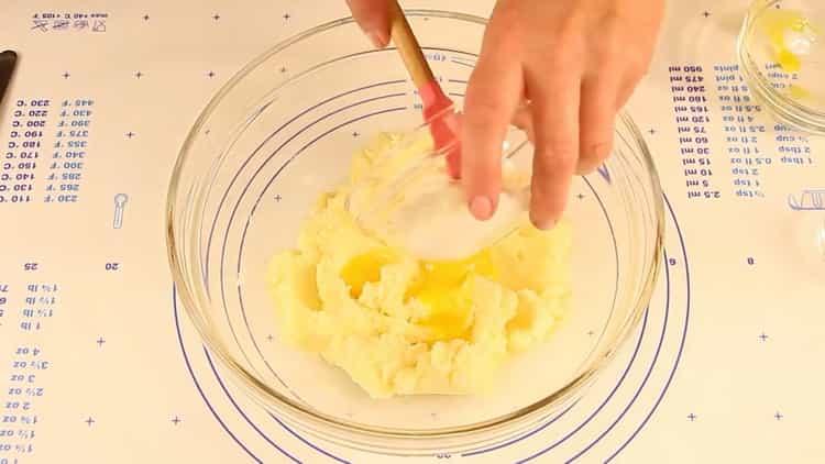 Per preparare i biscotti di pasta frolla attraverso un tritacarne, mescolare gli ingredienti