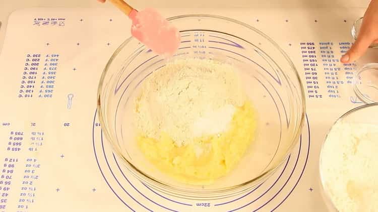 Per preparare i biscotti di pasta frolla attraverso un tritacarne, aggiungere la farina