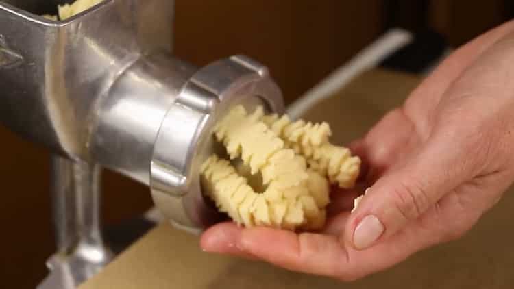 Per preparare i biscotti di pasta frolla attraverso un tritacarne, preparare la tecnica
