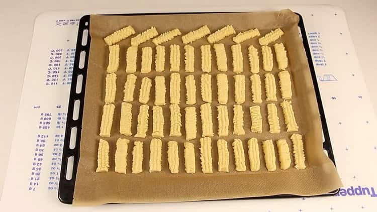 Per cuocere i biscotti di pasta frolla attraverso un tritacarne, preriscaldare il forno