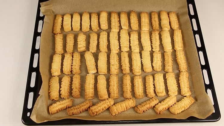 Biscotti di pasta frolla attraverso un tritacarne secondo una ricetta passo passo con una foto