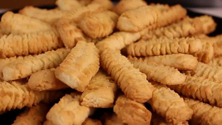 Come fare i biscotti di pasta frolla attraverso un tritacarne
