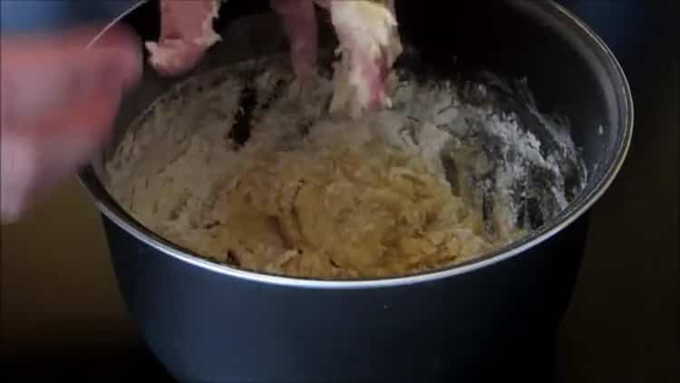 Per fare i biscotti di pasta frolla con marmellata, impastare la pasta