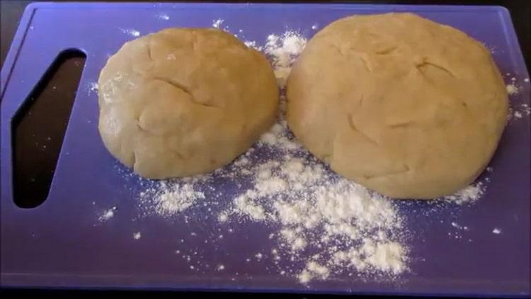 Για να προετοιμάσετε τα cookies κουλουρακιών με μαρμελάδα, ετοιμάστε τα συστατικά