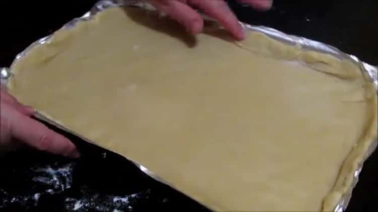 لتحضير ملفات تعريف الارتباط في كعكة الغريبة باستخدام المربى ، قم بإعداد ورقة الخبز