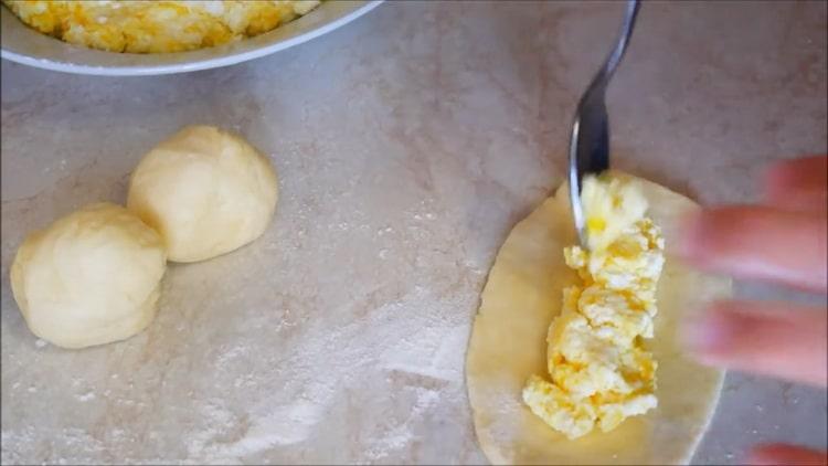 Για να προετοιμάσετε τα shortcakes με τυρί cottage, βάλτε τη γέμιση στη ζύμη