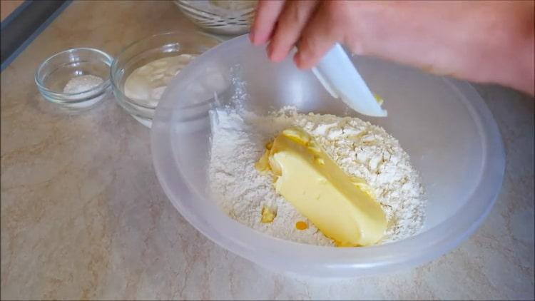 لصنع الكعك مع الجبن ، يُمزج الدقيق مع الزبدة