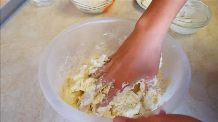 Kneten Sie den Teig, um Shortcakes mit Hüttenkäse zuzubereiten