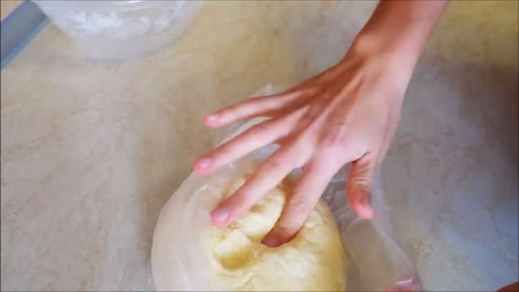 Um Shortcakes mit Hüttenkäse zuzubereiten, legen Sie den Teig in eine Tüte