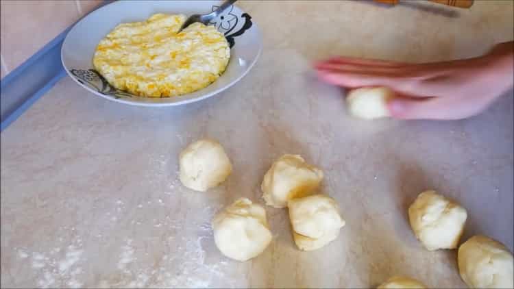Um Shortcakes mit Hüttenkäse zuzubereiten, machen Sie Teigstücke