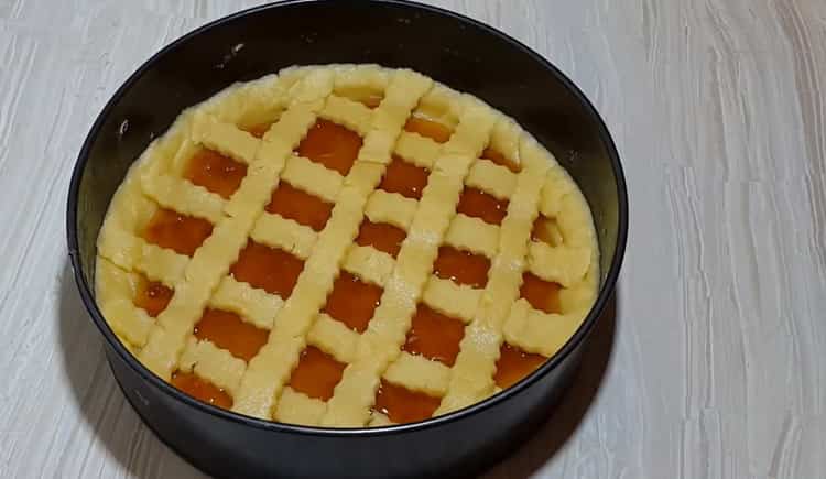 Fetten Sie das Werkstück ein, um einen Shortbread-Kuchen mit Marmelade zuzubereiten