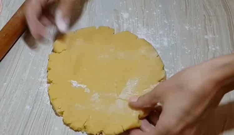 Stendi la pasta per fare una crostata con marmellata