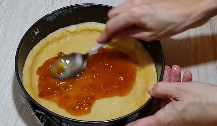 Um einen Shortcake mit Marmelade zuzubereiten, geben Sie die Füllung auf den Teig