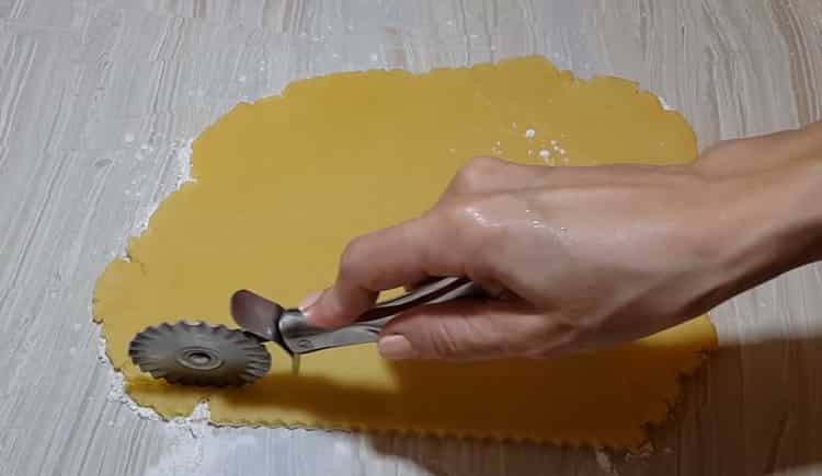 Per fare una crostata con marmellata, preparare una decorazione