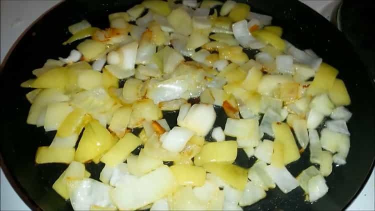 Friggere la cipolla per preparare le frittelle di fegato di fegato di manzo