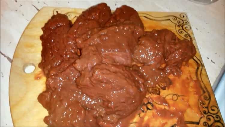 Bereiten Sie die Zutaten für die Zubereitung von Rinderleberpfannkuchen vor