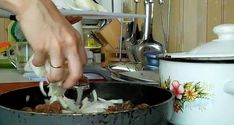 Braten Sie alle Zutaten an, um die mit Zwiebeln gebratene Hühnerleber zuzubereiten